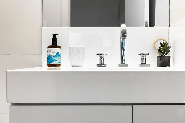 Leblon | Quiet Suite Near the Beach