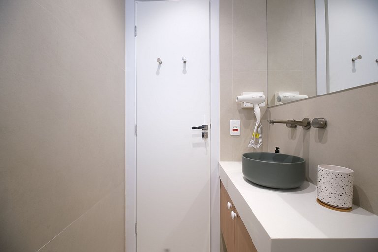 Newly renovated 5 minutes away from Leblon beach
