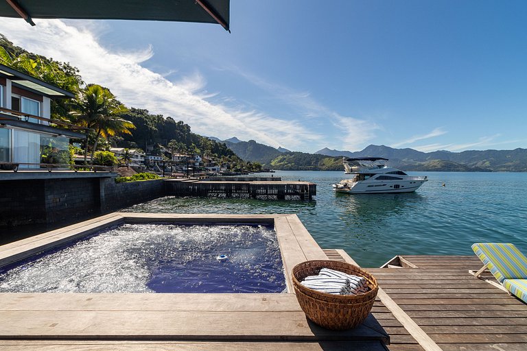 Angra | Mansão Exclusiva com Vista Mar e Lancha