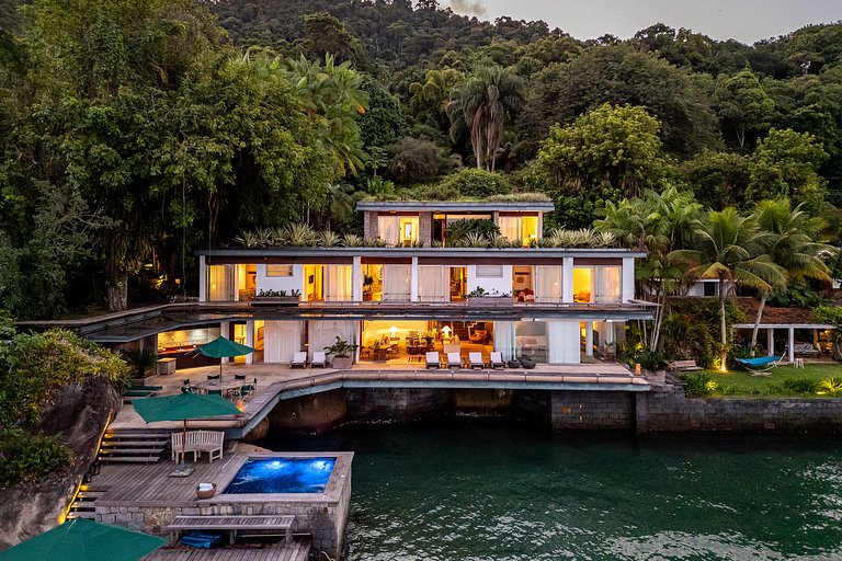 Angra | Mansão Exclusiva com Vista Mar e Lancha