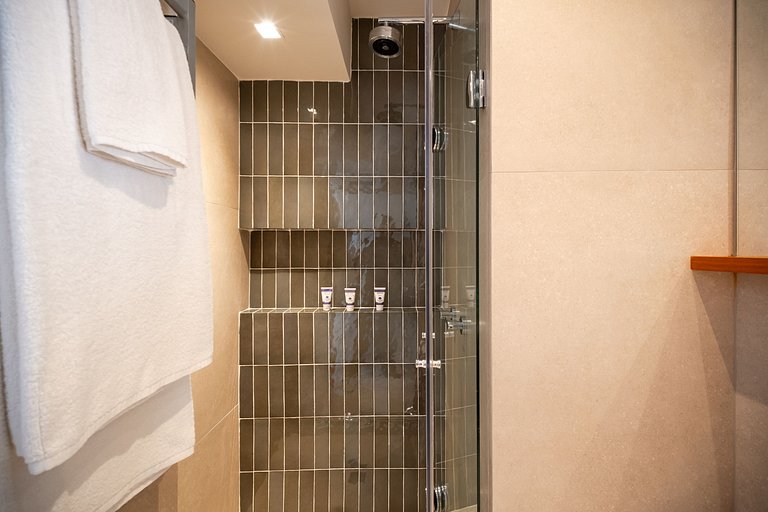 Leblon – Renovated & Steps from the Beach