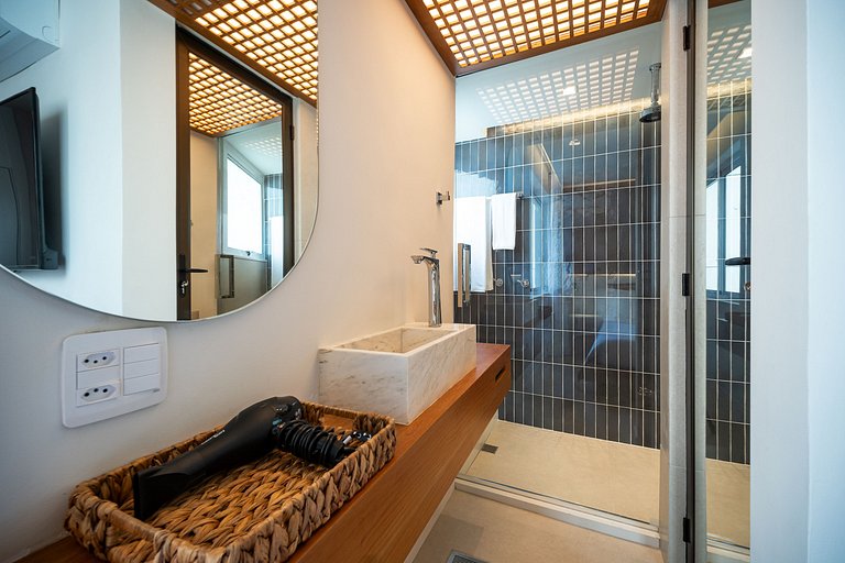 Leblon – Renovated & Steps from the Beach