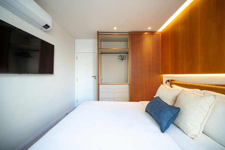 Leblon – Renovated & Steps from the Beach