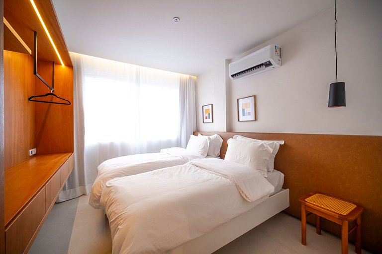 Leblon – Renovated & Steps from the Beach