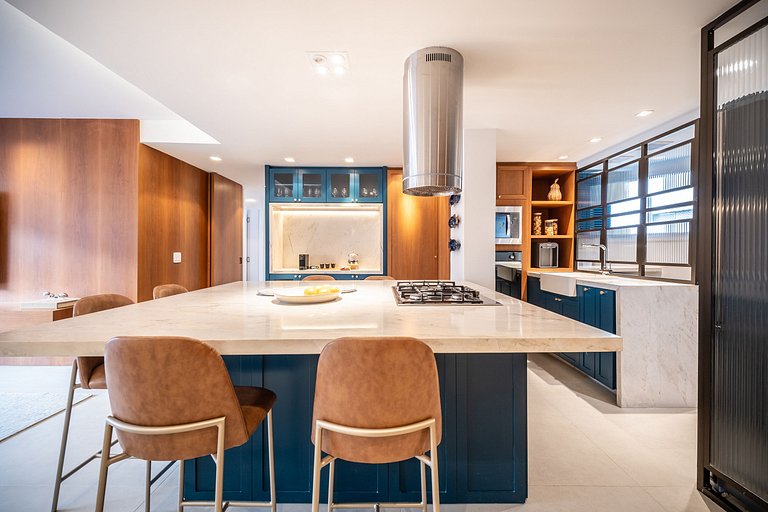 Leblon – Renovated & Steps from the Beach