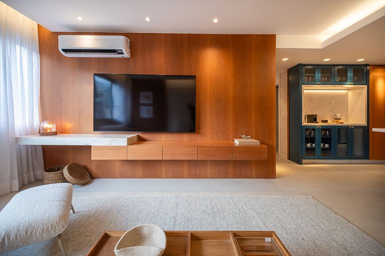 Leblon – Renovated & Steps from the Beach