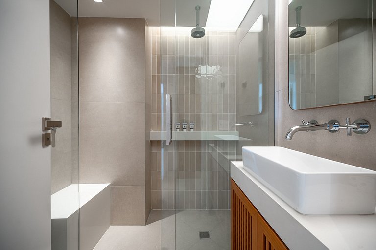 Leblon – Renovated & Steps from the Beach