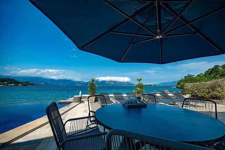 Angra | Beachfront House with Pool & 7 Suites