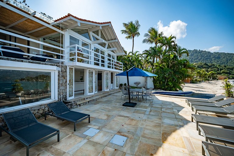 Angra | Beachfront House with Pool & 7 Suites