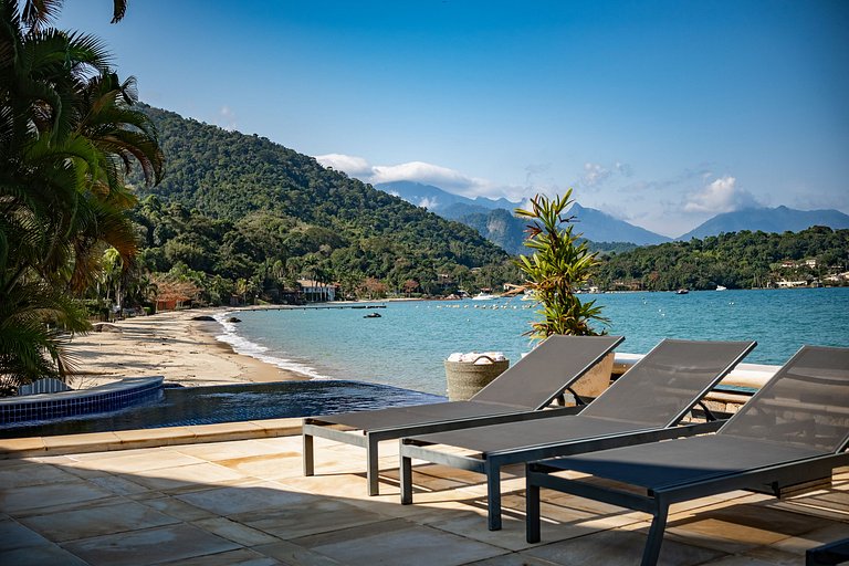Angra | Beachfront House with Pool & 7 Suites