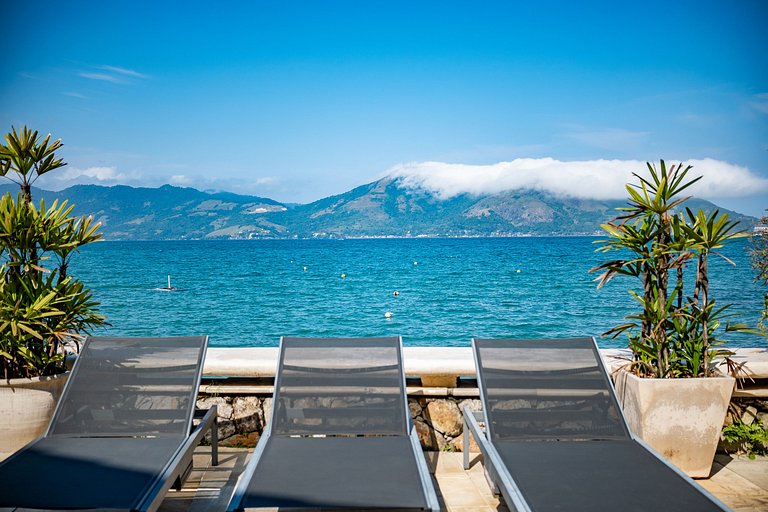 Angra | Beachfront House with Pool & 7 Suites