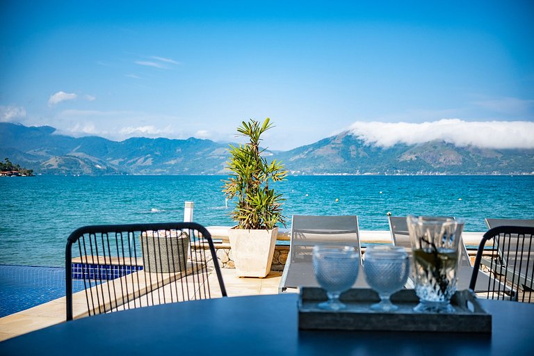 Angra | Beachfront House with Pool & 7 Suites