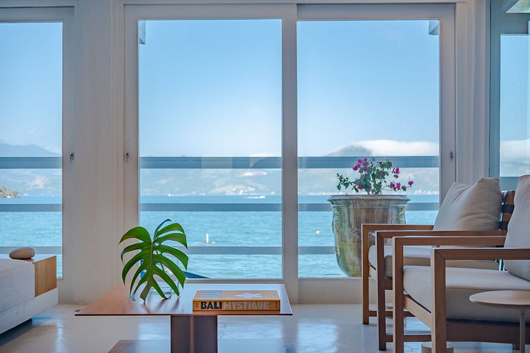 Angra | Beachfront House with Pool & 7 Suites