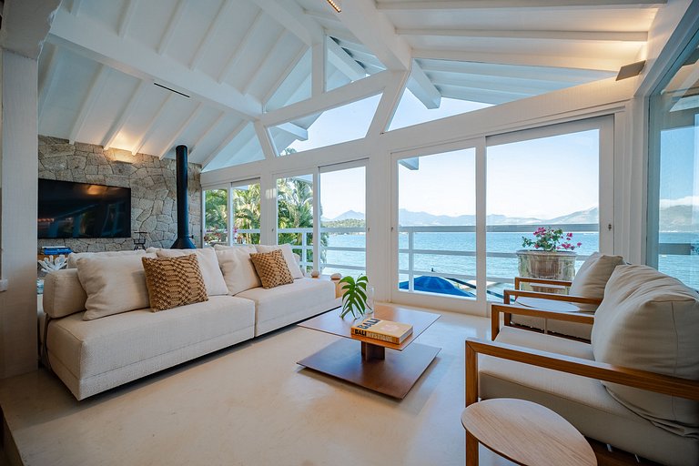 Angra | Beachfront House with Pool & 7 Suites
