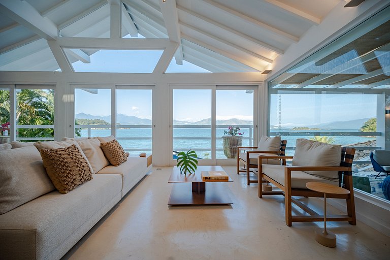 Angra | Casa à Beira-Mar com Piscina e 7 suítes