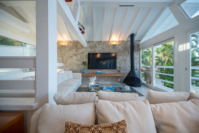 Angra | Beachfront House with Pool & 7 Suites
