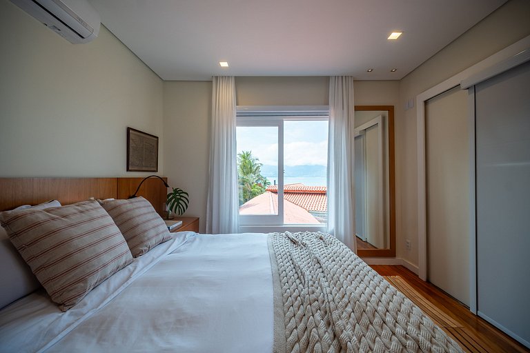 Angra | Beachfront House with Pool & 7 Suites