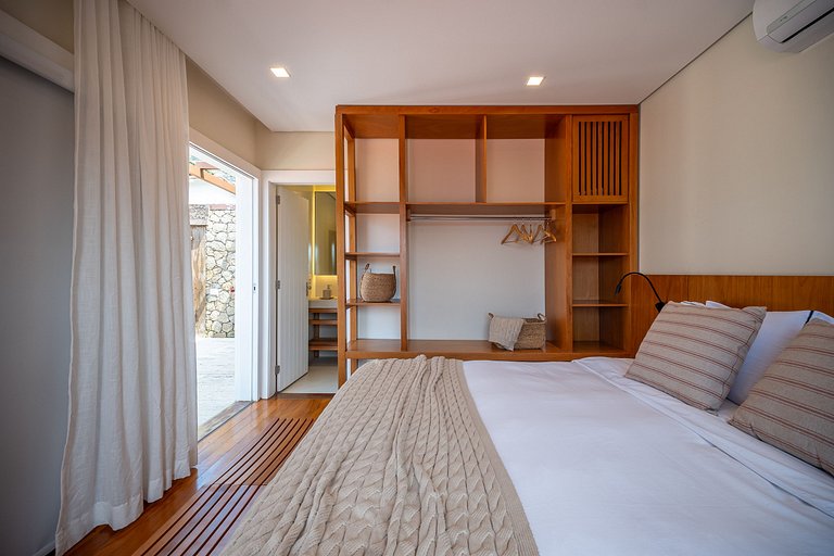 Angra | Beachfront House with Pool & 7 Suites