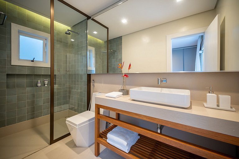 Angra | Beachfront House with Pool & 7 Suites