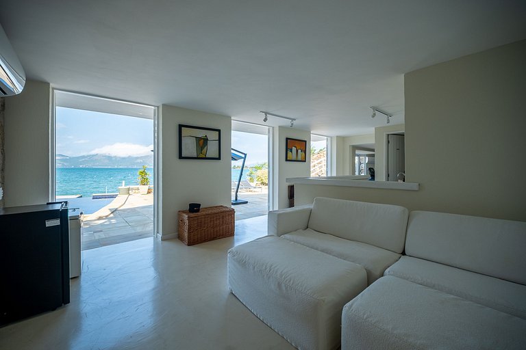 Angra | Beachfront House with Pool & 7 Suites