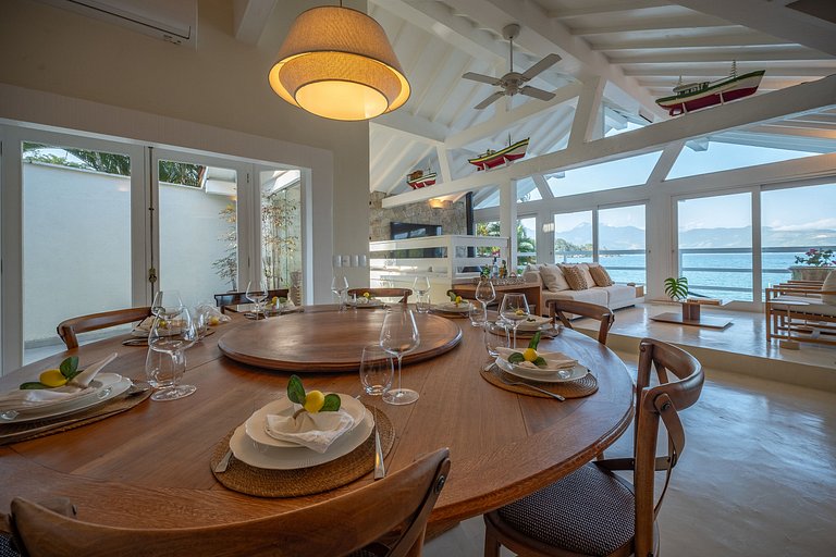 Angra | Beachfront House with Pool & 7 Suites