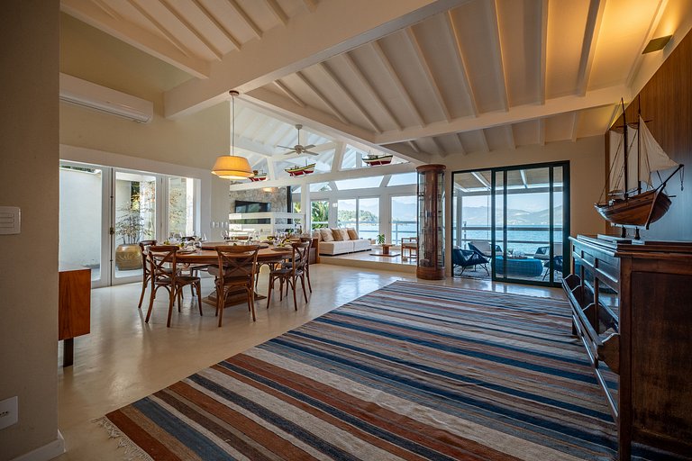 Angra | Beachfront House with Pool & 7 Suites