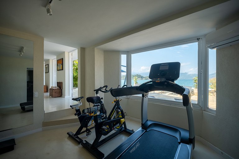 Angra | Beachfront House with Pool & 7 Suites
