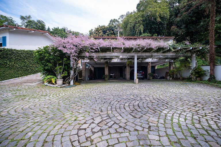 Angra | Beachfront House with Pool & 7 Suites