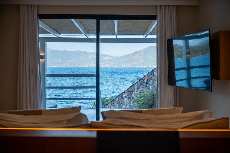 Angra | Casa à Beira-Mar com Piscina e 7 suítes