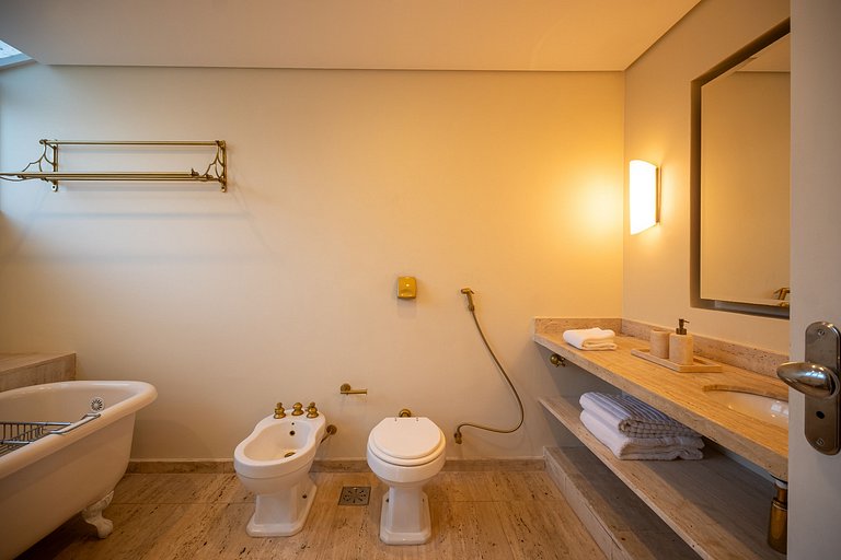 Angra | Casa à Beira-Mar com Piscina e 7 suítes