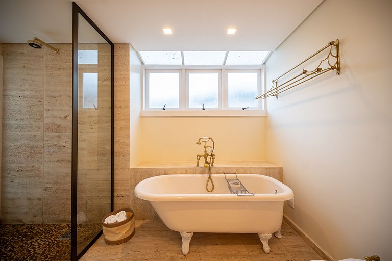 Angra | Beachfront House with Pool & 7 Suites
