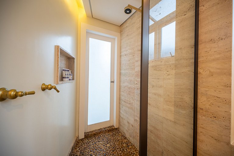 Angra | Casa à Beira-Mar com Piscina e 7 suítes