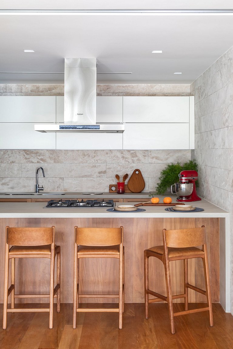 Leblon | Apt with balcony and side ocean view