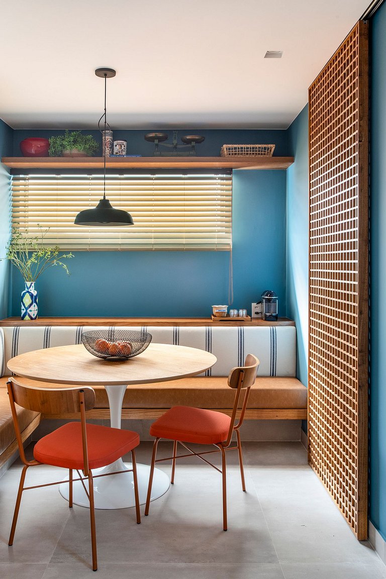 Leblon | Apt com varanda e vista lateral da praia