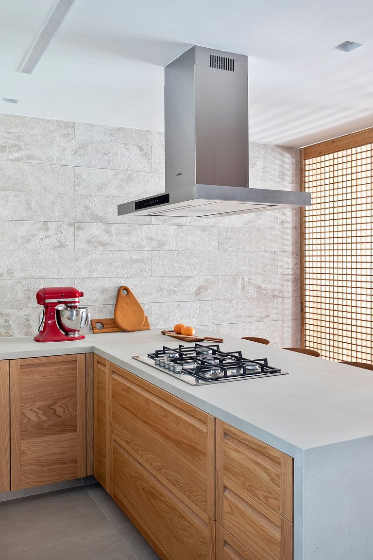 Leblon | Apt with balcony and side ocean view