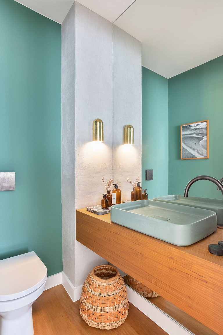 Leblon | Apt with balcony and side ocean view