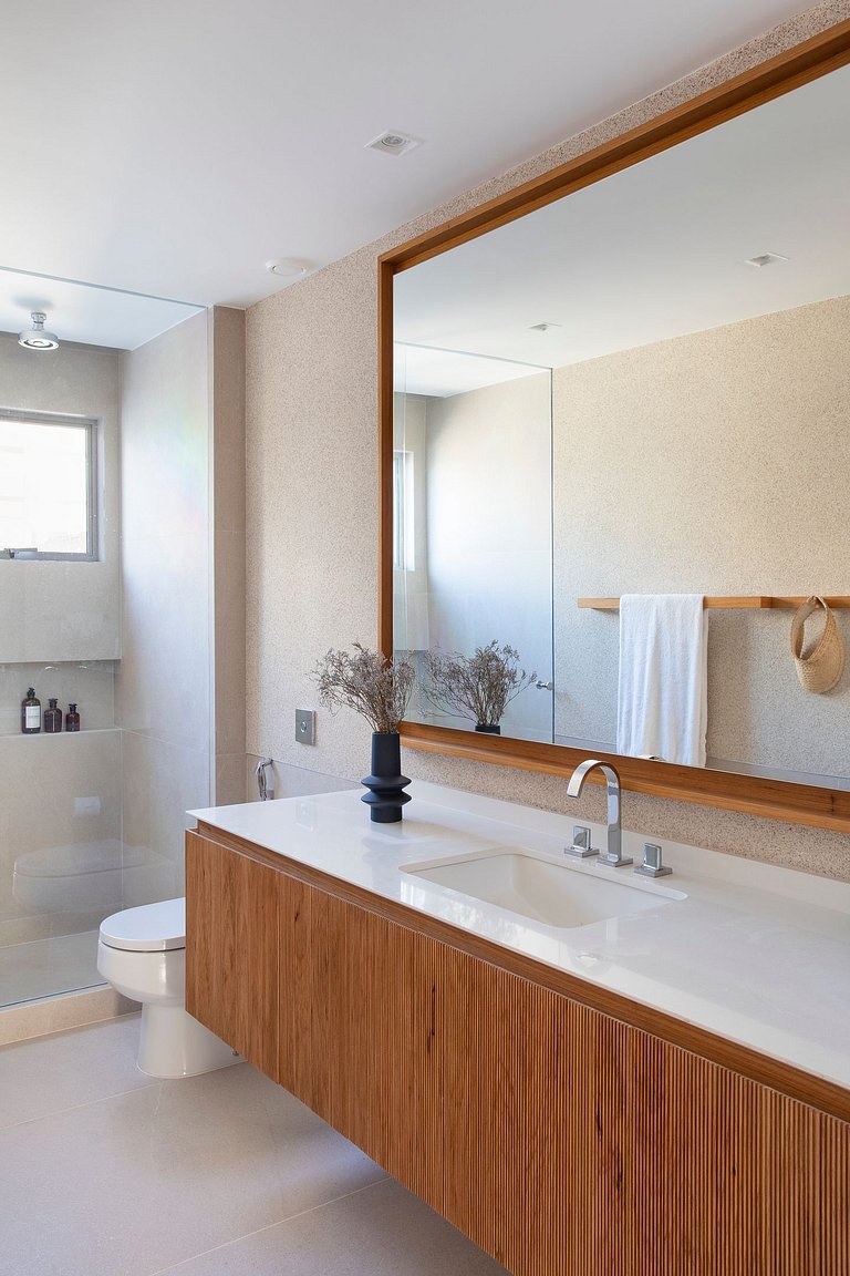 Leblon | Apt with balcony and side ocean view