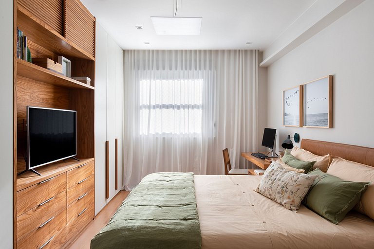 Leblon | Apt with balcony and side ocean view