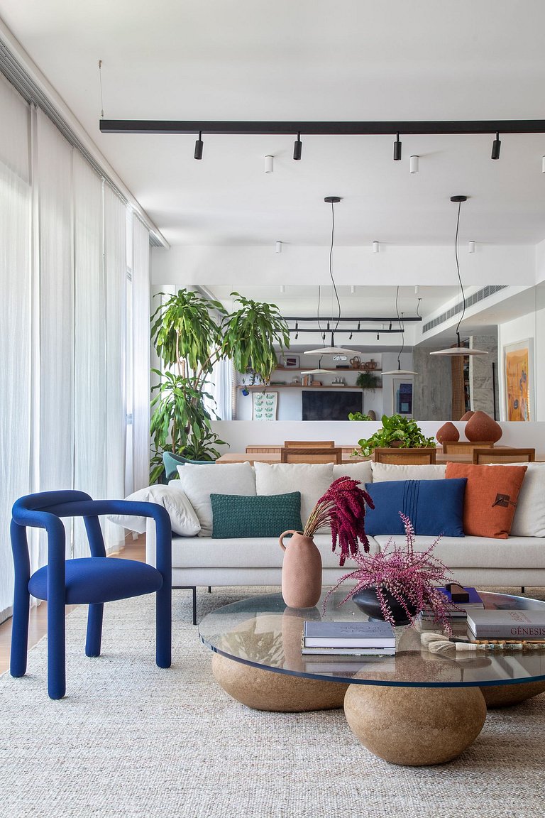 Leblon | Apt with balcony and side ocean view