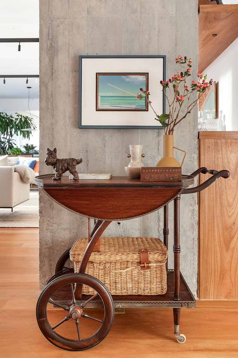 Leblon | Apt with balcony and side ocean view