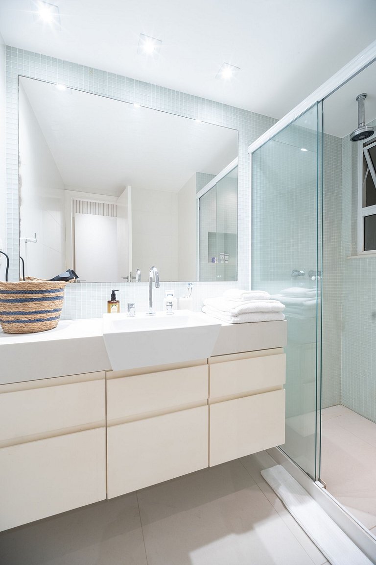 Leblon 2BR Apt 1 Min from the Beach - by Casapē