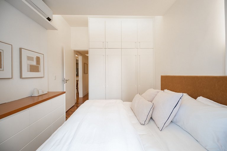 Leblon 2BR Apt 1 Min from the Beach - by Casapē