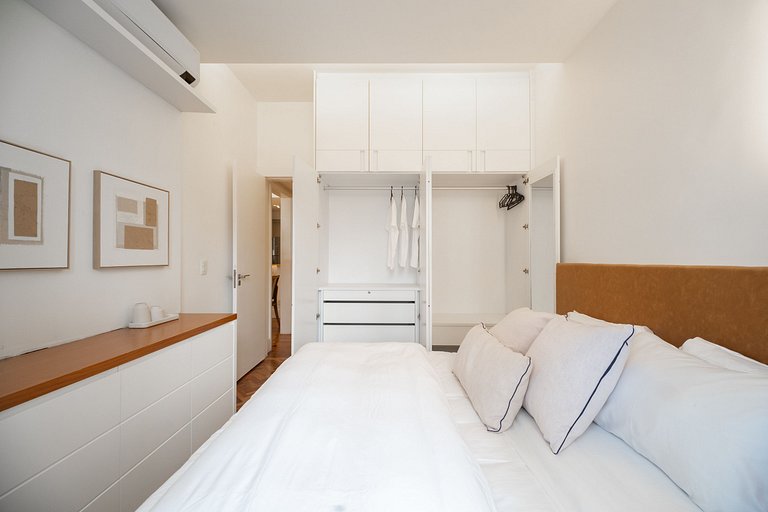 Leblon 2BR Apt 1 Min from the Beach - by Casapē