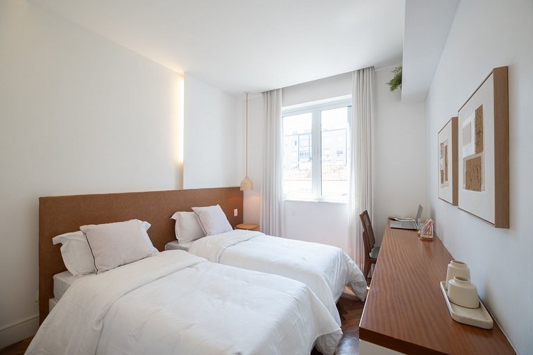 Leblon 2BR Apt 1 Min from the Beach - by Casapē
