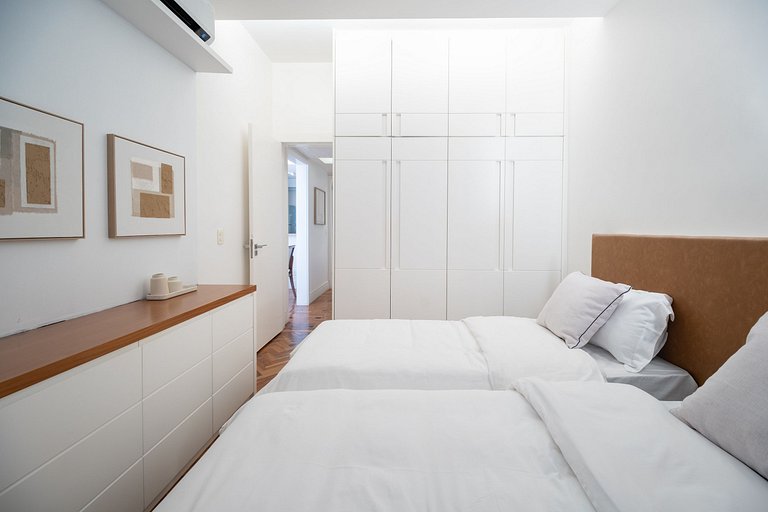 Leblon 2BR Apt 1 Min from the Beach - by Casapē