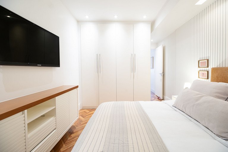Leblon 2BR Apt 1 Min from the Beach - by Casapē